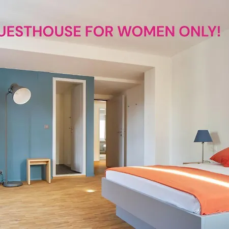 Josephine's - Women Only With Rooftop And Community Area Pensión 3*